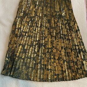 Elegant Gold and Black Pleated Skirt